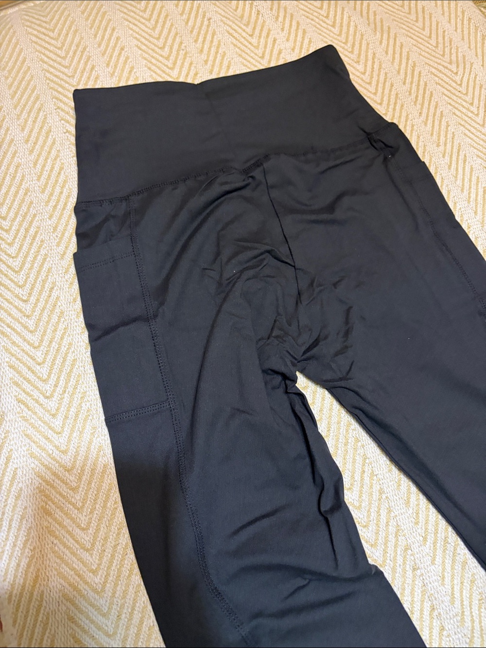 Black capri Active Leggings with pockets / never worn - Picture 2 of 3